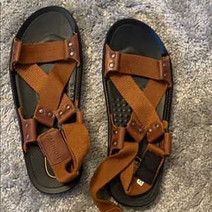 Men’s sandals with brown fabrics streps